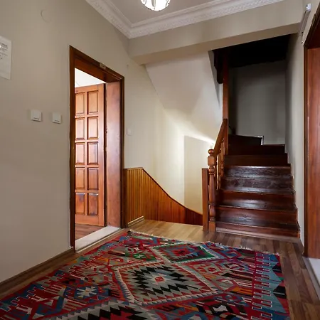 Pasha Suite, Floor